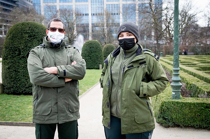 Twee parkwachters met mondmasker in de Kruidtuin.
