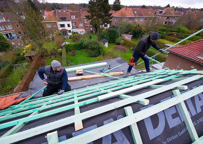 Twee mannen op een dak in aanbouw