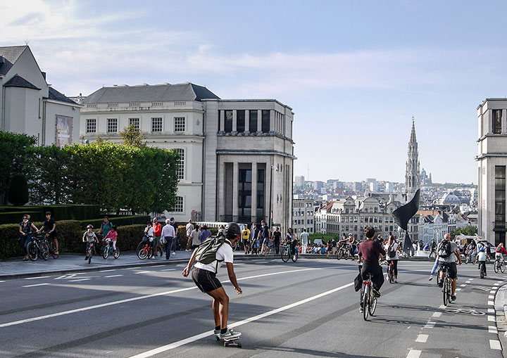 Zicht op Brussel, vlakbij de Kunstberg, op een autovrije zondag. Veel fietsers en wandelaars.