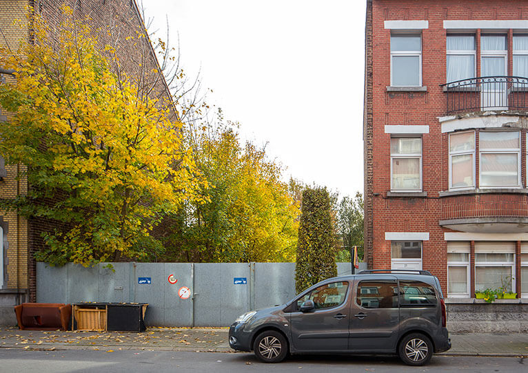 De wijk Magritte met zicht op een braakliggend terrein met bomen dat zal worden heringericht
