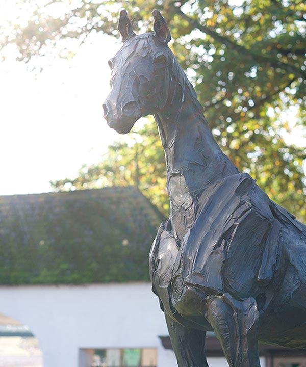 Standbeeld van een paard voor de renbaan van Bosvoorde.